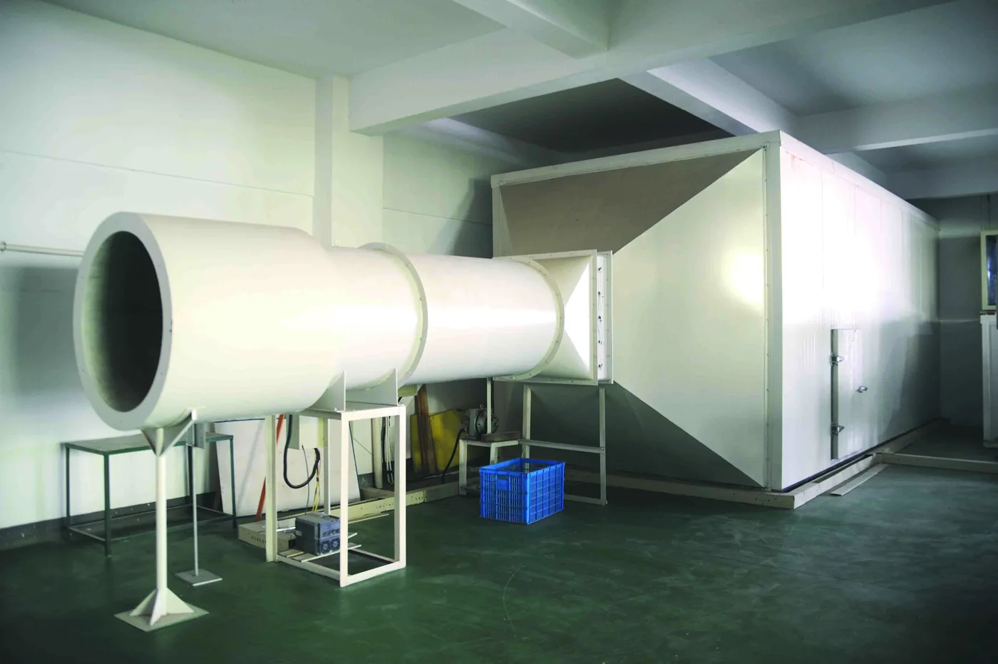 Airflow test chamber with bellmouth inlet and transition