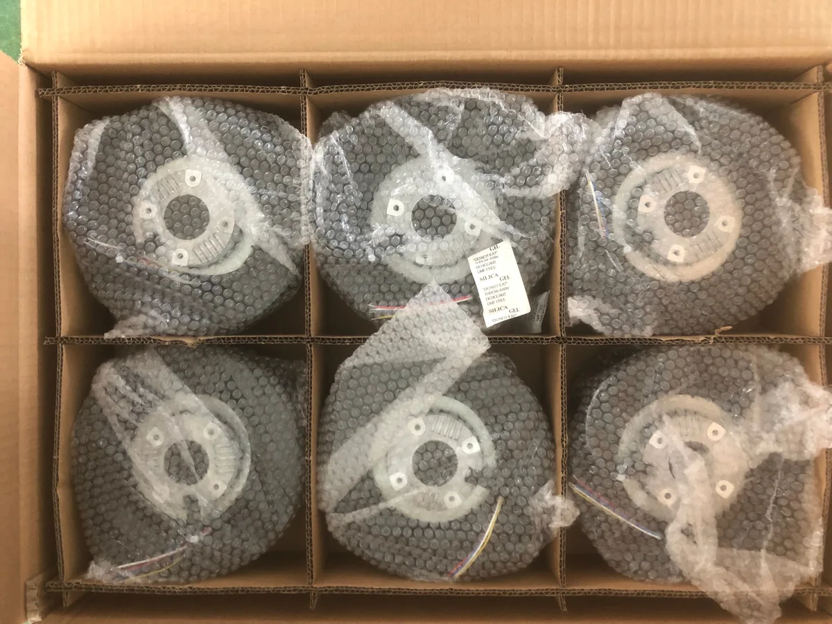 Export carton with six forward-curved blowers